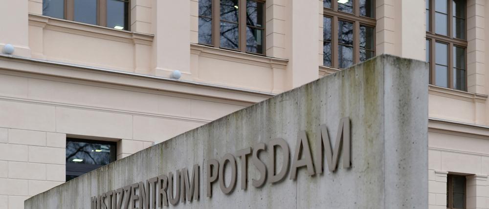 Für den Überfall auf ein Juweliergeschäft in Potsdams Innenstadt droht dem Angeklagten eine Strafe von drei Jahren - mindestens.