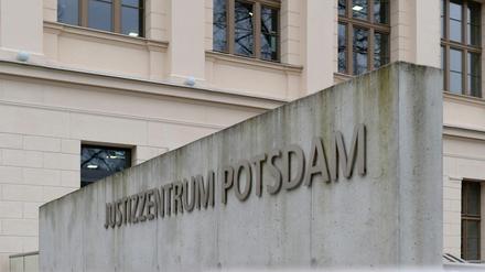 Am Landgericht Potsdam sagte das Opfer Ina T. aus - und schilderte den Horrorüberfall auf ihre Familie. 