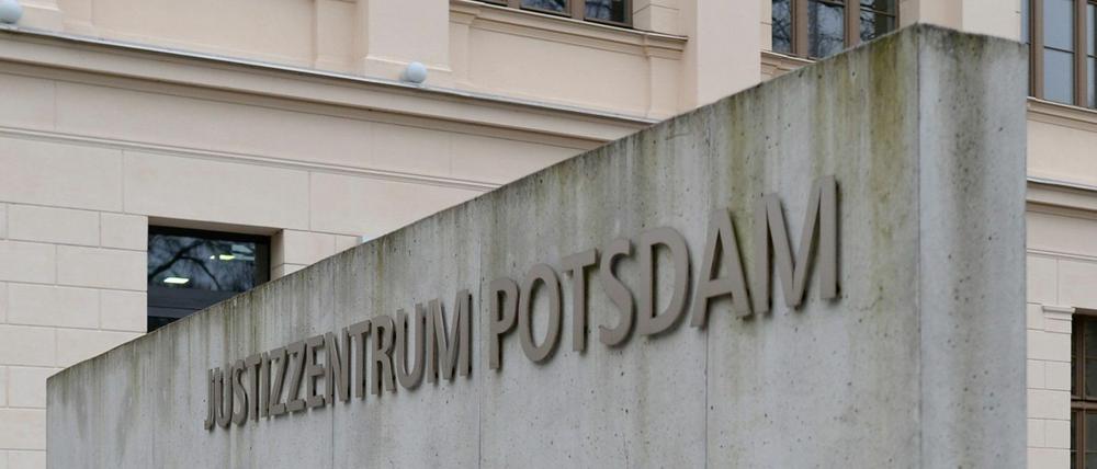 Am Landgericht Potsdam sagte das Opfer Ina T. aus - und schilderte den Horrorüberfall auf ihre Familie. 