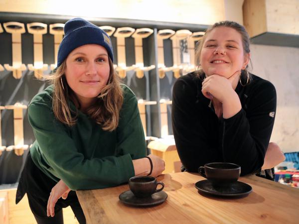 "Kathi &amp; Käthe" alias Katharina Kaiser und Katja Skurcz (v.l.) rufen in ihrem Babelsberger Unverpacktladen zum Spenden für Moria auf.