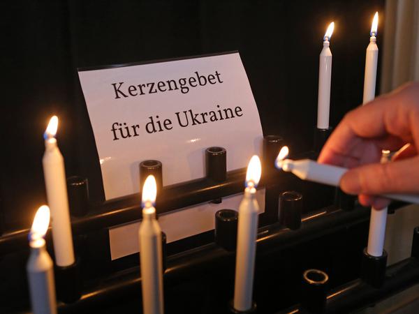 Für die Ukraine kann man in der Nikolaikirche Kerzen anzünden und beten.