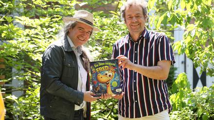 Die Potsdamer Kinderbuchautoren Michael Engelhardt (l.) und Ronald Kruschak.