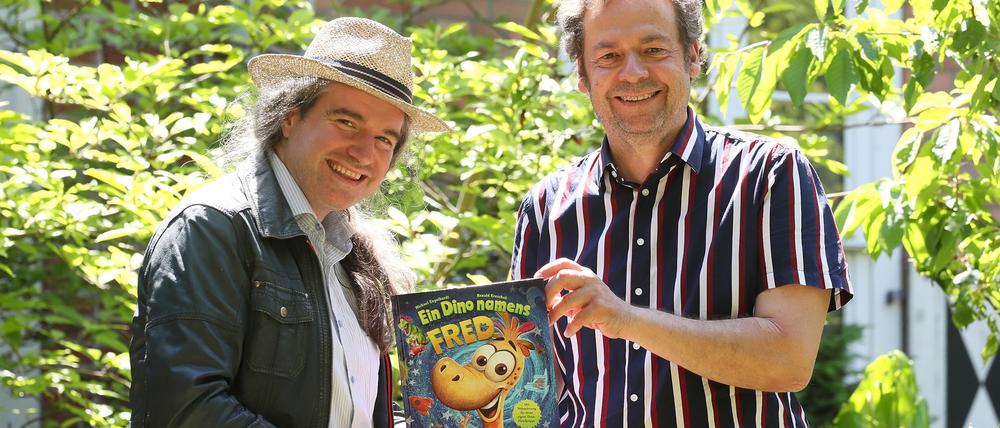 Die Potsdamer Kinderbuchautoren Michael Engelhardt (l.) und Ronald Kruschak.