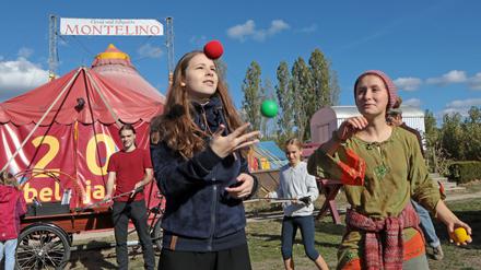 Seit mehr als 20 Jahren – hier das Jubiläum 2018 – können Kinder und Jugendliche im Zirkus Montelino Akrobatik und Clownerie üben.