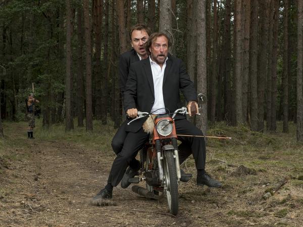 Ausschnitt aus dem Film "25 km/h" mit Lars Eidinger (l.) und Bjarne Mädel.