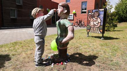 Der originale Junge der Familiengrün steht jetzt vor FRÖBEL-Kindergarten Kinderland.