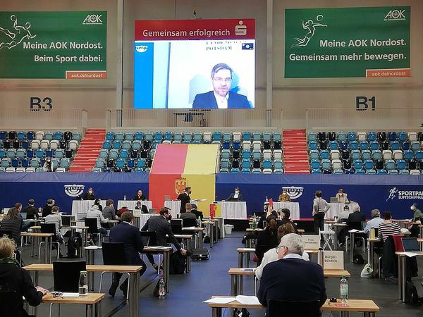 Oberbürgermeister Mike Schubert (SPD), in Corona-Quarantäne, wird zur Garnisonkirchdebatte digital zugeschaltet. 