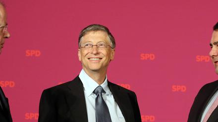 Der Kanzlerkandidat der SPD für die Bundestagswahl 2013, Peer Steinbrück (v.l.), Microsoft-Gründer Bill Gates und der SPD-Bundesvorsitzende Sigmar Gabriel unterhalten sich am Montag in Potsdam vor Beginn der Klausurtagung der SPD.