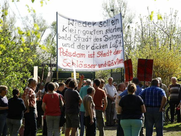 Demonstration für den Erhalt der Kleingartenanlage Angergrund im April 2018.
