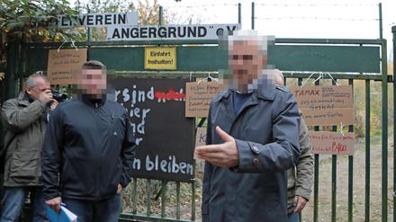 Vor der Babelsberger Kleingartensparte Angergrund: Gerichtsvollzieher brachten am Montagmorgen den Räumungsbescheid.