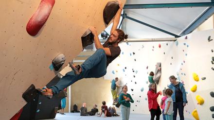 Bis zu 200 Kletterfans kommen pro Tag an Wochenenden in die Babelsberger Boulderhalle, sagen die Betreiber. 