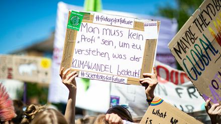 Viele junge Teilnehmer auf der Klima-Demonstration "Fridays for Future" kamen mit Transparenten und Plakaten nach Aachen.