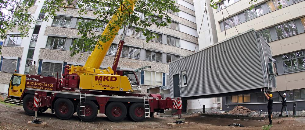 21 Tonnen wiegt der Container für die Covid-19-Station des Bergmannklinikums, der einen Computertomografen beherbergt.