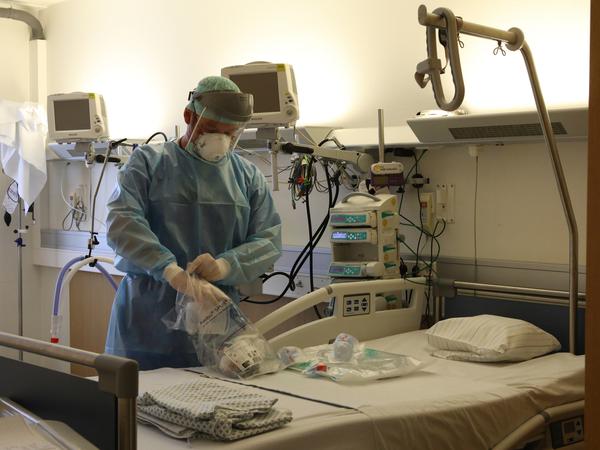 Ein Mitarbeiter bereitet einen Beatmungsautomat auf der Covid-Station im Bergmann-Klinikum für die Behandlung vor.