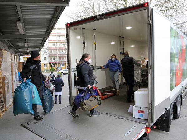 In der vergangenen Woche wurde am Bergmann-Klinikum ein Lastwagen mit medizinischen Hilfsgütern für die Ukraine beladen.