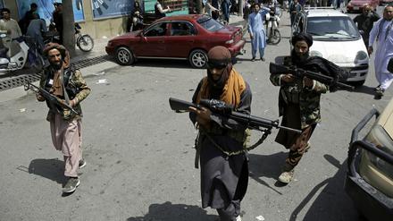Bewaffnete Taliban-Kämpfer patrouillieren nach ihrer Machtübernahme durch Kabul. 