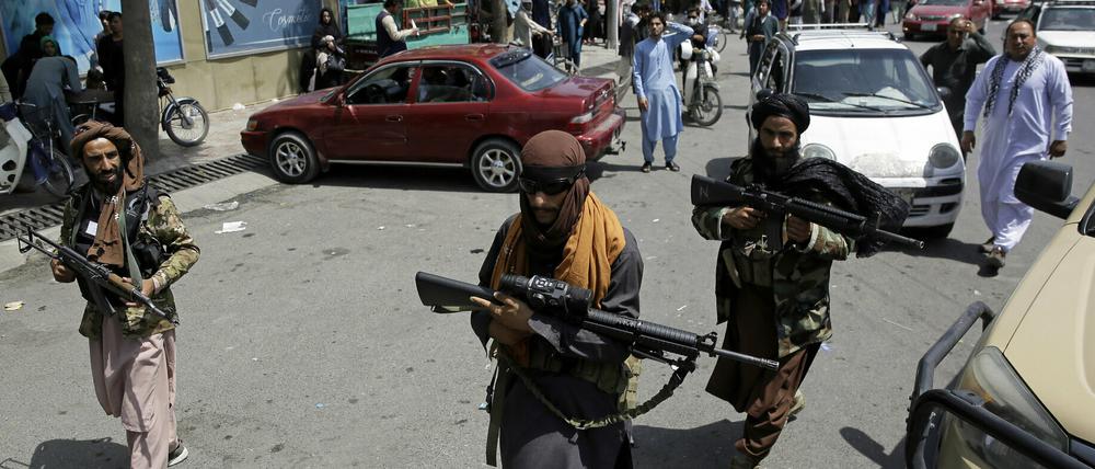 Bewaffnete Taliban-Kämpfer patrouillieren nach ihrer Machtübernahme durch Kabul. 