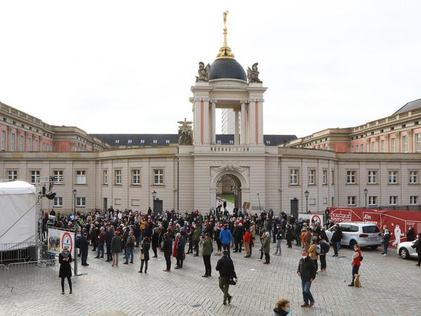 Rund 250 Menschen kamen zu Kundgebung und Protestkonzert vor dem Potsdamer Landesparlament.