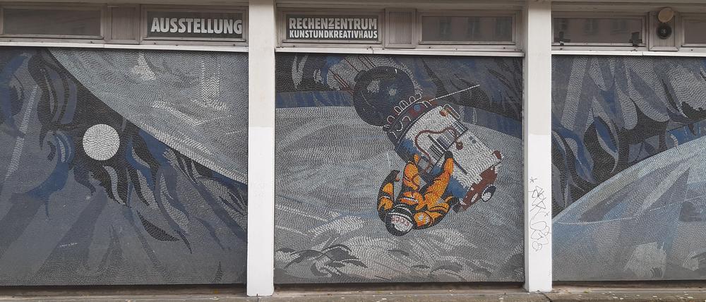 Der Kosmonaut im Mosaik "Der Mensch bezwingt den Kosmos" von Fritz Eisel am Rechenzentrum in Potsdam.