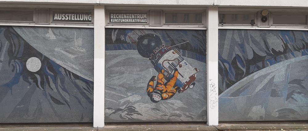 Die Elemente links und rechts vom Kosmonauten im Mosaik "Der Mensch bezwingt den Kosmos" von Fritz Eisel am Rechenzentrum in Potsdam scheinen falsch montiert zu sein.
