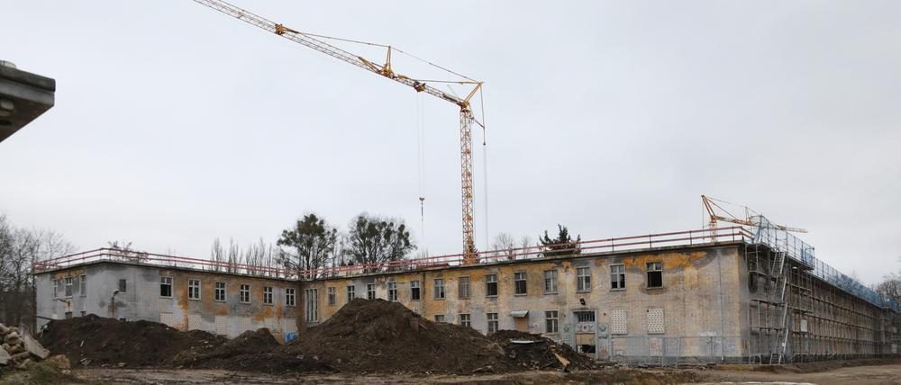 Das ehemaliges Kasernengelände in Krampnitz an der B2 zwischen Potsdam und Groß Glienicke wird komplett saniert und mit Wohnungsbau verdichtet. Erste Bezüge sind für 2024/25 geplant.
