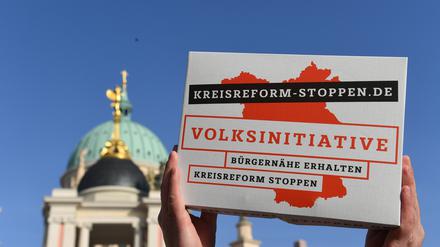 Kreisreform-Gegner haben fast 130.000 Unterschriften gegen die umstrittenen Pläne der Brandenburger Landesregierung gesammelt.
