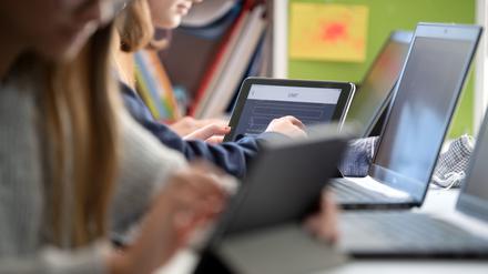 Rund 50 Potsdamer Schulen sollen im Zuge der bundesweiten Digitalisierungsoffensive in den kommenden Monaten und Jahren mit weiteren Rechnern ausgestattet werden.