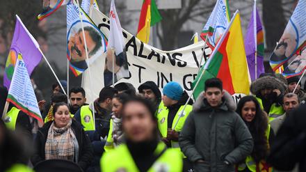 Etwa 50 Kurden demonstrierten in Potsdam.