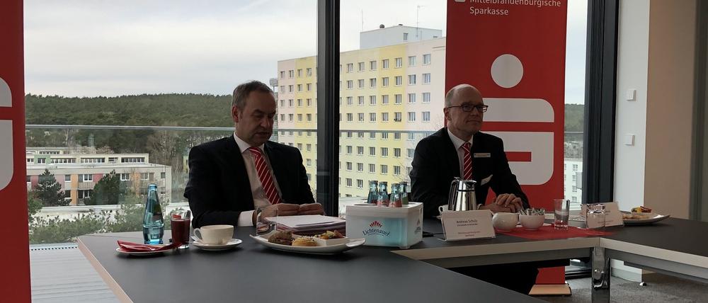 Vorstandschef Andreas Schulz (links) und Pressesprecher Robert Haiduck sind mit dem Jahresergebnis zufrieden