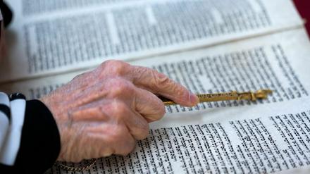 Die Tora besteht aus den fünf Büchern Mose und ist Teil der hebräischen Bibel. (Archivbild)