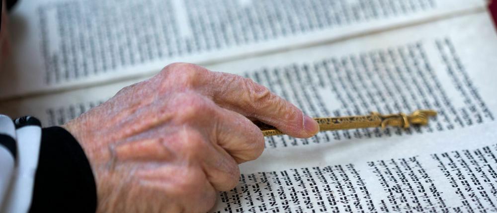 Die Tora besteht aus den fünf Büchern Mose und ist Teil der hebräischen Bibel. (Archivbild)