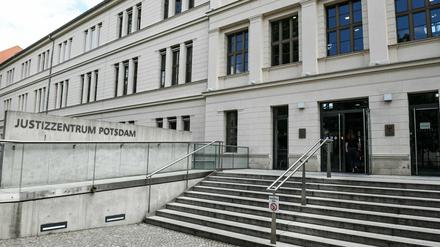 Der Prozess begann am Montag vor dem Landgericht Potsdam.
