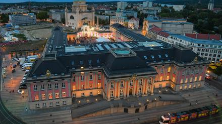 Der beleuchtete Landtag von Brandenburg am Abend nach der Landtagswahl.