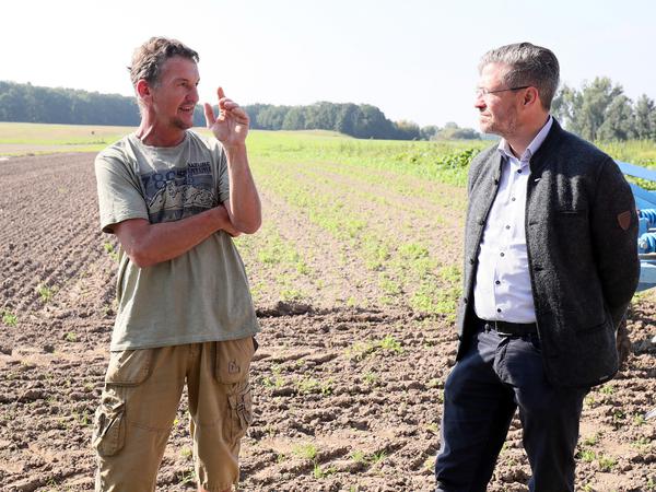 Landwirt Ernst Ruden (links) und Potsdams Oberbürgermeister Mike Schubert (SPD) diskutieren über die Planungen in Krampnitz.
