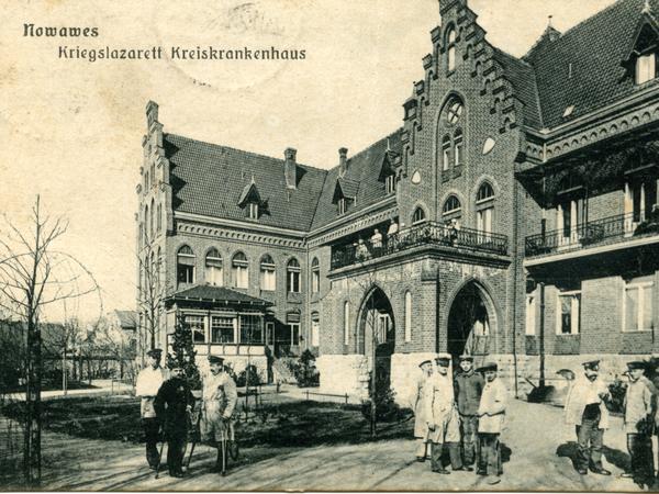 Die Postkarte zeigt im 1. Weltkrieg verwundete Soldaten, die sich im Kriegslazarett im Kreiskrankenhaus Nowawes, dem heutigen Oberlinhaus, erholen.