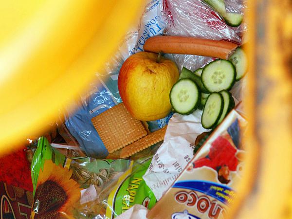Lebensmittel landen in Deutschland tonnenweise im Müll. 