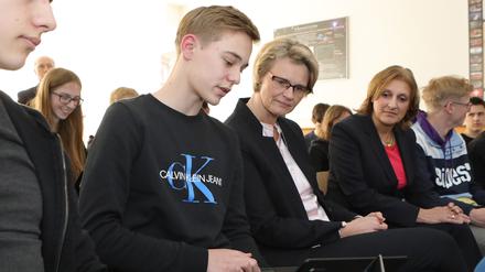 Bundesbildungsministerin Anja Karliczek (CDU, M.) und Landesbildungsministerin Britta Ernst (SPD, r.).