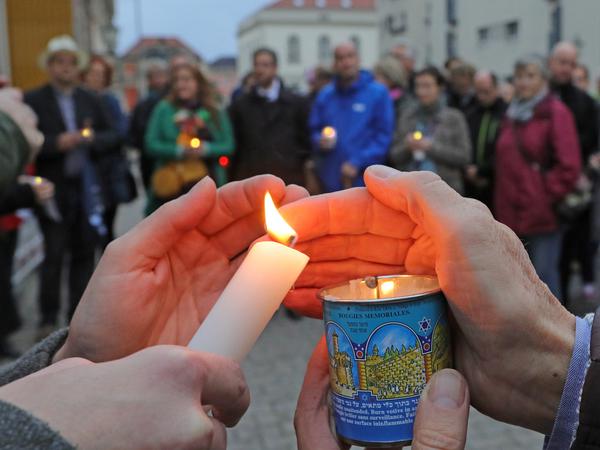 Lichterkette an der jüdischen Gemeinde Potsdam zum Gedenken an die Opfer des Anschlages auf die jüdische Synagoge in Halle.