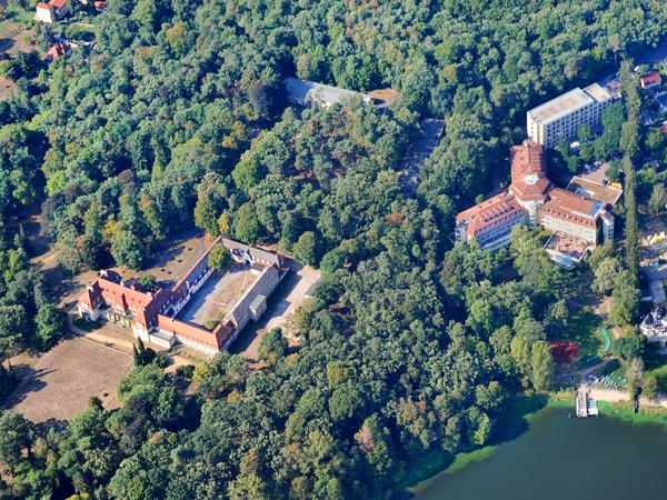 Luftbild von der Villa Siemens (links), rechts zu sehen die Heinrich-Heine-Klinik,