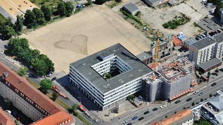 Luftbild der Baustelle der Garnisonkirche mit der Plantage als Brache - mit Herz.