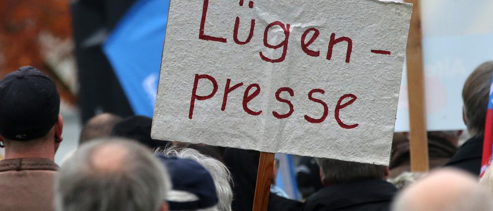 "Fake News", "Lügenpresse" - Die Pressefreiheit gerät weltweit ins Kreuzfeuer von Autokraten.