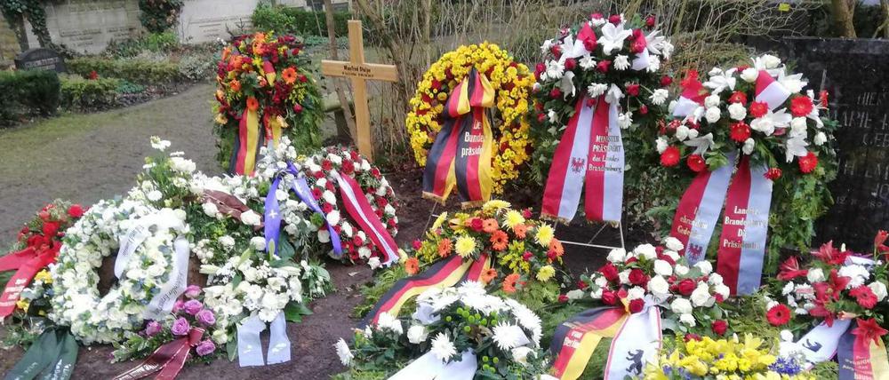 Manfred Stolpe ist am Samstag im Kreis seiner Familie auf dem Friedhof in Bornstedt beigesetzt worden.