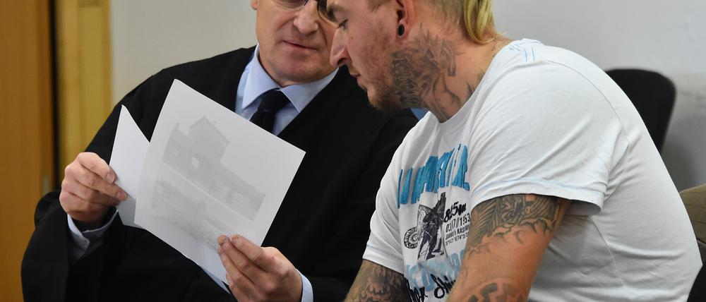 Der NPD-Kommunalpolitiker Marcel Zech (r.), hier mit dem Szene-Anwalt Wolfram Nahraht, muss acht Monate ins Gefängnis.
