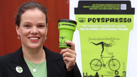 Marie-Luise Glahr, Vorstandsvorsitzende der Bürgerstiftung Potsdam, mit dem Potspresso-Kaffeebecher.
