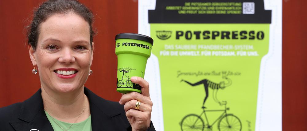 Marie-Luise Glahr, Vorstandsvorsitzende der Bürgerstiftung Potsdam, mit dem Potspresso-Kaffeebecher.