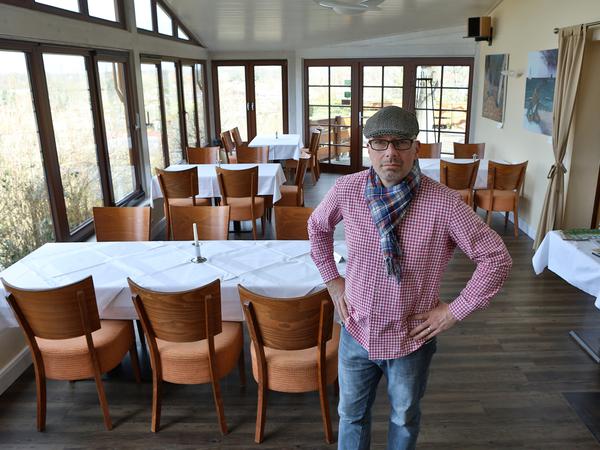Mario Kade in seinem leeren Restaurant auf dem Potsdamer Pfingstberg.