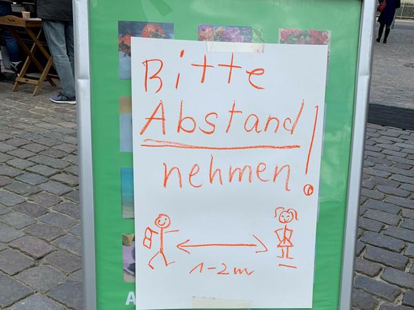 Schild auf dem Markt am Nauener Tor. 