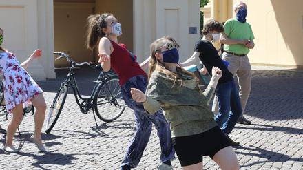 Klimaaktivisten von "Extinction Rebellion" tanzten vor dem Brandenburger Tor in Potsdam.