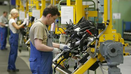Bessere Zeiten. Im Mercedes-Benz-Werk in Ludwigsfelde werden Armaturenbretter montiert, hier ein Bild von 2008.