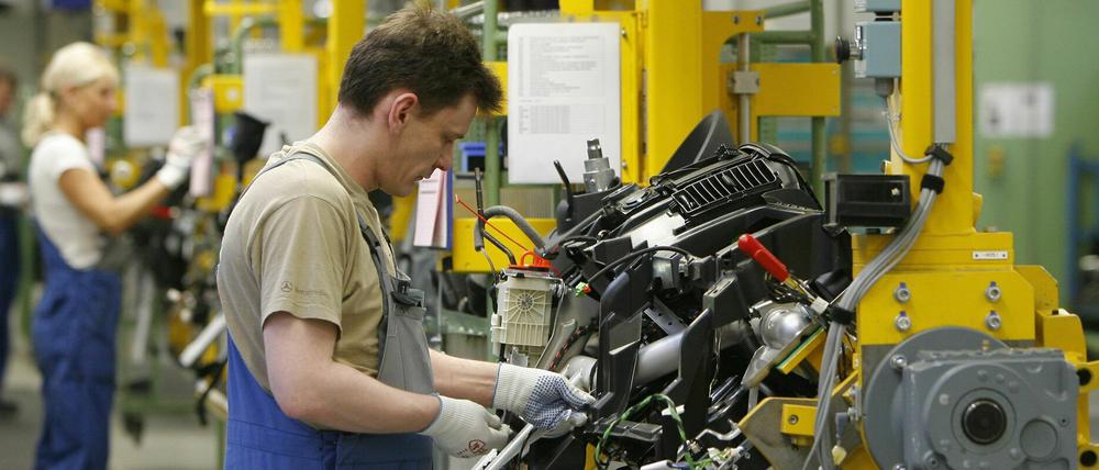 Bessere Zeiten. Im Mercedes-Benz-Werk in Ludwigsfelde werden Armaturenbretter montiert, hier ein Bild von 2008.